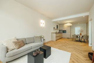 <p><span>Gerenoveerd appartement in vernieuwde gebouw. Hier koopt u uw garantie op rust. Geen aankomende kosten, geen vernieuwingen op de agenda. Plug and play.</span></p><p><span> </span></p><p><span>In een klein blokje met kinderwinkel op het gelijkvloers vindt u deze derde verdieping. Het betreft een renovatie van A tot Z. Laat u verleiden door de visgraatparket, het mooie schrijnwerk. De steel-look deuren of de luxe afwerking in keuken en badkamer. Welkom aan de Kloosterstraat. Welkom thuis. </span></p><p><span> </span></p><p><span>- Stijl keuzen door binnenhuisarchitecte</span></p><p><span>- Energetische en esthetisch volledig aangepakt</span></p><p><span>- Goede slaapkamer + kinderkamer of bureau</span></p><p><span>- AAA+ Locatie</span></p><p><span> </span></p><p><span>U komt binnen en vindt een vestiaireruimte. Hang uw jas weg, schop je schoenen uit en duw de stalen deur open. Aan uw linkerkant ziet u de zithoek met 3 grote ramen die u laat kijken op de keuvelende mensen die brocante aan het zoeken zijn op de gezelligste straat van't Stad. Aan uw rechterkant vindt u een flinke L-vormige keuken in licht hout scandinavische stijl. In die keuken is alles voorzien. Van ijskast tot vaatwasser en oven. Nodig uw vrienden uit, tijd om te imponeren. Grenzend aan de leefruimte op die prachtige visgraatparket een eerste kamer. Mooie bureau, dressing of kinderkamer? The choice is yours. Achteraan een masterslaapkamer en een badkamer met inloopdouche. Kijkt u mee naar de stijlvolle afwerking? Travertin tegel en fumé glas afwerking eleveert het geheel naar een ander niveau met eigen handtekening. Gastentoilet apart.</span></p><p><span><br />Zowel eerste als tweede verdieping worden ook te koop aangeboden. <br /><br /></span></p><p><span>Klaar om te ontdekken? <span>George@sinjoor.be</span></span><span> of 03.283.05.00 </span></p>