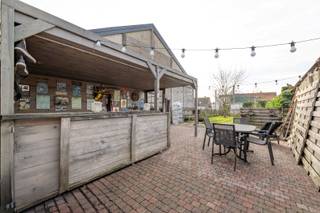 Deze GEZINSWONING is GROTENDEELS GERENOVEERD in 2006 en is gelegen in het centrum van Pittem met name in de Meulebekestraat 65. Gelegen op een...