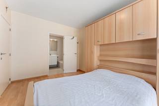 <strong>Oostduinkerke: ruim gelijkvloers appartement te koop met een tuin.</strong><br /><br />Dit ruim en instapklaar appartement met twee slaapkamers en een zonnige tuin biedt het perfecte comfort om er zelf in te wonen. Dankzij de praktische kelder en de mogelijkheid tot aankoop van een gesloten garagebox heeft u altijd voldoende ruimte en gemak. Gelegen in een toeristische zone is het ook ideaal als vakantieverblijf of voor verhuur. U hoeft niets meer te doen – gewoon verhuizen en genieten. Een ideale combinatie van rust, comfort en veelzijdigheid!<br /><br /><strong>Indeling:</strong><br />Gelijkvloers: inkomhal, toilet, slaapkamer, slaapkamer met badkamer, douchekamer, keuken, leefruimte met toegang tot de tuin, kelder.<br /><br /><strong>Troeven:</strong>
<ul><li>Twee ruime slaapkamers.</li><li>Twee badkamers.</li><li>Inclusief een kelder.</li><li>Mogelijkheid tot het aankopen van een gesloten garagebox.</li></ul>
Meer informatie? Contacteer Arne Dewitte via 058 53 37 40.
