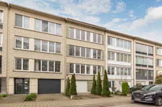 Excellently located south of Rivierenhof Park, quiet close to green but still easily accessible.Layout: Deep garage for three cars's back to back...