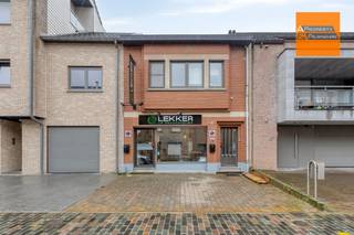 <p><span>Prachtig handelspand in het centrum van Sterrebeek. </span></p><p><span>Volledig uitgerust handelsgelijkvloers bestaande uit een verbruikszaal met airco, een volledig ingerichte keuken, toog, toilet, een praktische bijkeuken en een terras. </span></p><p><span>Het appartement, gelegen op de eerste en tweede verdieping biedt een ideale woonplek in een levendige omgeving. U geniet hier van een uitstekende ligging, op wandelafstand van winkels, openbaar vervoer, restaurants en andere voorzieningen.</span></p><p><span>De ruime woonkamer straalt warmte en modern comfort uit dankzij de elegante laminaatvloer. De open, volledig ingerichte keuken is praktisch ingedeeld en beschikt over een gezellige ontbijthoek, evenals een koelkast, microgolfoven, oven en keramische kookplaat.</span></p><p><span>Verder omvat het appartement twee aangename slaapkamers, een kinderkamer en een verzorgde badkamer, uitgerust met een douchecabine en een stijlvol meubel met geïntegreerde lavabo.</span></p><p><span> </span></p><p><span>Zonnepanelen aanwezig. De inrichting van het handelspand kan aan gunstige voorwaarden overgenomen worden.</span></p><p><span> </span></p><p><span>Scoop sale! Bezoekmomenten op afspraak op  woensdag 8/4 van 15u-18u en op zaterdag 11/4 van 10u-13u.</span></p><p><span> </span></p><p><span>De vermelde prijs is een vanafprijs; biedingen mogelijk vanaf €535.000.</span></p><p><span> </span></p><p><span>Neem vandaag nog contact op voor meer informatie of om een bezoek in te plannen.</span></p>