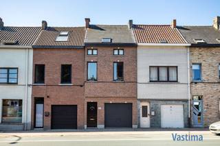 Ben je op zoek naar een woning waar je zó kan intrekken, zonder zorgen? Deze charmante woning kreeg in 2024/2025 een grondige opfrisbeurt en is helemaal klaar om haar nieuwe eigenaar te verwelkomen. <br /><br />Je wordt ontvangen in een aparte inkomhal die leidt naar de ruime, gezellige woonkamer met authentieke schouwmantel. Aansluitend vind je de volledig geïnstalleerde keuken, uitgerust met alle toestellen en een lichtkoepel die zorgt voor een overvloed aan natuurlijk licht. De badkamer is voorzien van douche, wastafel en toilet. Via de veranda bereik je het aangelegde terras en de onderhoudsvriendelijke tuin, waar je heerlijk kan genieten van de zon.<br /><br />Boven zijn er 2 slaapkamers. De vaste trap leidt naar de ruime zolderkamer ( +/- 37 m²), die je kan inrichten als extra slaapkamers, thuiskantoor of hobbyruimte. <br /><br />De garage, uitgerust met sectionale poort, maakt het plaatje compleet.<br /><br />EPC label B / Zuidwestoriëntatie / Elektriciteit conform / CV op aardgas / Dubbele beglazing / Gunstig KI: €542 … instapklaar.<br /><br />In de Aalsterse stadsrand woon je hier op fiets- en wandelafstand van het bruisende centrum, parken, winkels en scholen. Bovendien geniet je van een uitstekende bereikbaarheid dankzij de nabijheid van verbindingswegen, de E40 en omliggende gemeenten. 