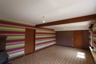 INDELINGGELIJKVLOERSInkomhal met berging onder de trap, woonkamer met gashaard, keuken met gashaard voorzien van vitro keramische kookplaat en...