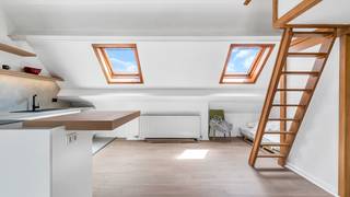 Studio op de 2e verdieping te koop, gelegen in het centrum van Paal, op wandelafstand van diverse winkels en met een vlotte aansluiting op de oprit van de E313.<br /><br />De studio omvat een lichtrijke leefruimte met open, recent vernieuwde keuken, volledig uitgerust met alle toestellen, inclusief vaatwasser. De moderne badkamer is eveneens recent gerenoveerd en voorzien van een inloopdouche. Daarnaast beschikt de woning over een dressing en een gezellige mezzanine die perfect dienst kan doen als slaapgedeelte.<br /><br />Aan de achterzijde bevindt zich een ruim en zonnig terras waar het aangenaam vertoeven is. <br /><br /><strong>Pluspunten:</strong><br />Elektriciteit volledig conform<br />EPC-label B (geen renovatieplicht)<br />Geen asbest<br />Uitstekende ligging in het centrum van Paal<br />Vlotte verbinding naar E313<br />Dicht bij winkels en voorzieningen<br />Recent vernieuwde keuken en badkamer<br />Zonnig en ruim terras