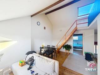 <p><strong>BRUSSEL, tussen het Warandepark en de Sint-Michiels- en Sint-Goedelekathedraal, dicht bij het openbaar vervoer en alle voorzieningen, appartement met 1 slaapkamer + bureau van ±60m² bewoonbare oppervlakte.</strong></p>
<p><span>Op de 5e verdieping (zonder lift):</span></p>
<ul>
<li>
<p>Inkomhal</p>
</li>
<li>
<p>Woonkamer van ±23m² (6,6m x 3,5m)</p>
</li>
<li>
<p>Hyper-uitgeruste keuken (oven, kookplaat, dampkap, koelkast/vriezer, vaatwasser)</p>
</li>
<li>
<p>Slaapkamer van ±12m² (3,5m x 3,5m)</p>
</li>
<li>
<p>Bureau op mezzanine van ±7m² (3m x 2,3m)</p>
</li>
<li>
<p>Douchekamer (douche, wc, wastafel)</p>
</li>
</ul>
<p>Vrij op 01/01/2027</p>
<p>Provisie voor lasten: € 50/maand (gemeenschappelijke delen)</p>
<p>EPC G.</p>
<p>Afmetingen worden ter indicatie gegeven.</p>