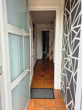 Charmante instapklare gezinswoning met stadstuin op toplocatie tussen Antwerpen en Brussel<br /><br />Bent u op zoek naar een gezellige woning met een uitstekende bereikbaarheid en alle voorzieningen binnen handbereik? Dan is deze charmante eengezinswoning zeker een bezoek waard!<br /><br />Gelegen tussen Antwerpen en Brussel biedt deze woning de perfecte combinatie van rustig wonen en een vlotte verbinding naar beide steden. Bovendien bevindt u zich op wandelafstand van openbaar vervoer, met trein, bus én waterbus in de directe omgeving.<br /><br />Bij het betreden van de woning komt u terecht in een inkomhal die toegang geeft tot de gezellige woonkamer. Verder doorlopend vindt u de eetkamer, die naadloos aansluit op de open keuken. Dankzij deze praktische indeling geniet u van een aangename leefruimte met natuurlijk licht.<br /><br />Achteraan bevindt zich een gezellige stadstuin van circa 16 m², ideaal om te genieten van een ontbijt in de zon of een gezellige zomeravond. De tuin beschikt over een recht van doorgang.<br /><br />Op de eerste verdieping bevinden zich twee comfortabele slaapkamers en een recent vernieuwde badkamer. Daarnaast werden de ramen geïsoleerd, wat bijdraagt aan extra wooncomfort en een betere energieprestatie.<br /><br />Deze woning vormt een uitstekende opportuniteit voor starters, jonge gezinnen of investeerders die op zoek zijn naar een instapklare woning op een centrale locatie.<br /><br />Troeven van deze woning:<br />- 2 slaapkamers<br />- Vernieuwde badkamer<br />- Geïsoleerde ramen<br />- Elektrische installatie conform de huidige regelgeving<br />- EPC-label C<br />- Stadstuin van 16 m² met recht van doorgang<br />- Uitstekende ligging tussen Antwerpen en Brussel<br />- Op wandelafstand van trein, bus en waterbus<br />- Vlakbij Park Den Akker<br />- Winkels zoals GB Express, Okay en Delhaize in de onmiddellijke omgeving<br />- Bakker en frituur om de hoek<br /><br />Interesse? Neem vandaag nog contact op voor een bezoek en ontdek zelf de vele troeven van deze gezellige woning!