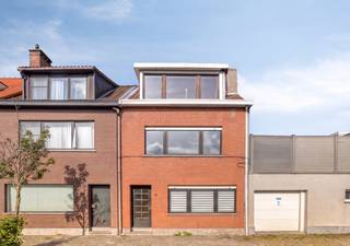 Layout:- entrance hall- living and dining area- kitchen - bathroom - urban garden Intermediate floor:- bedroom 1 First floor:- bedroom 2-...
