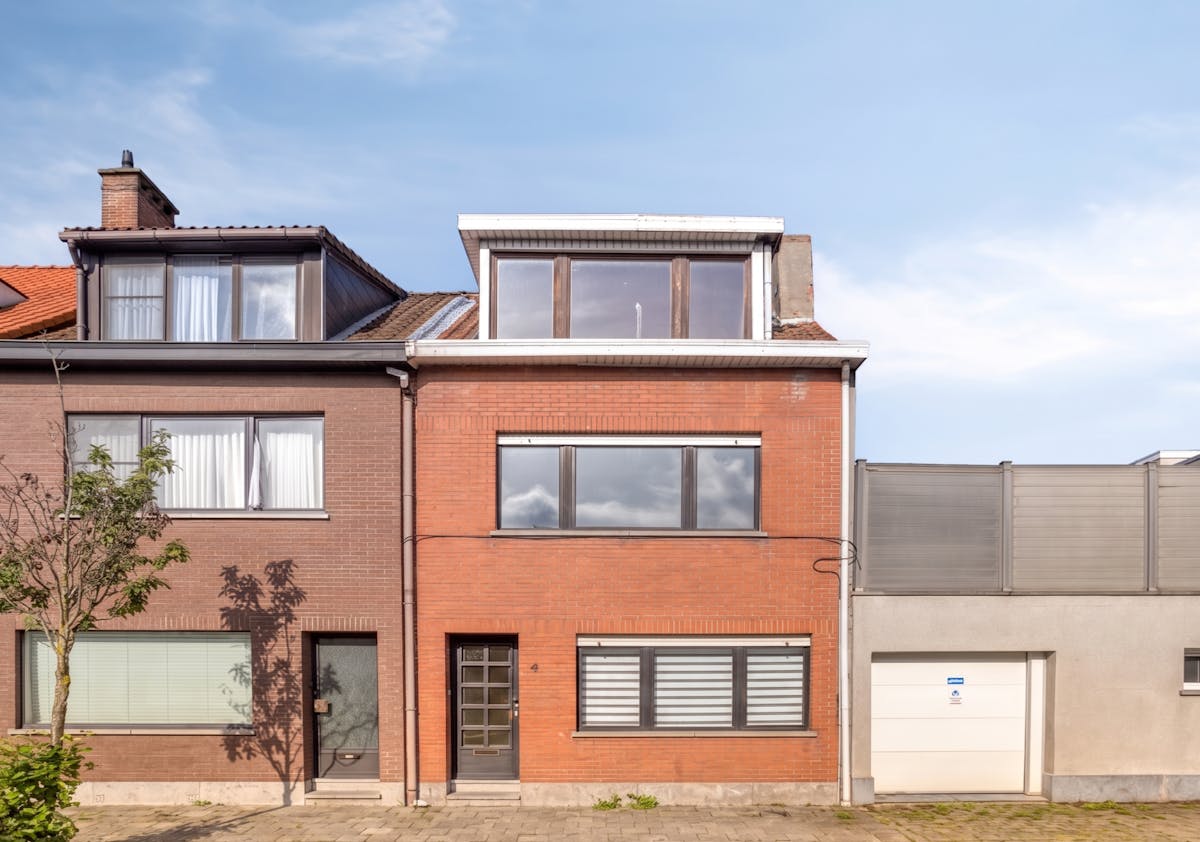 5-bedroom house to renovate for sale in the Elsdonkwijk in Wilrijk - photo 1