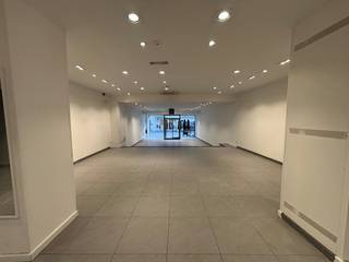 Handelspand van ca. 150 m² te huur in het bruisende centrum van Kortrijk. Het pand is gelegen tussen de Grote Markt en de Lange Steenstraat. <br /><br />Specificaties: <br />- Extra bergruimte<br />- Sanitairvoorziening<br />- Airco<br />- Moderne inrichting<br /><br />Op zoek naar bedrijfsvastgoed bestaande uit een handelspand te huur in het centrum van Kortrijk? Aarzel dan niet om ons te contacteren op het nummer 056 21 11 11.