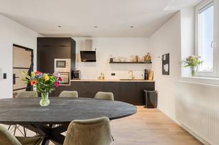 In de Ooievaarstraat, een rustige straat in het noorden van Antwerpen op de grens met Borgerhout, vinden we dit één slaapkamer appartement te...