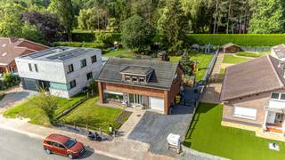 <p>Interesse? Vragen? Plan dan zelf je bezoek in via onze digitale kalender of neem gerust contact op met Olivier Boon via olivier.boon@copandi.be of via +32 468/35 17 50.<br /></p><p>Bent u op zoek naar een woning op een toplocatie die u volledig naar uw eigen smaak kunt renoveren? Dan biedt deze charmante gezinswoning uit de jaren ‘70 een unieke kans. Gelegen op een mooi perceel van 973 m² in een doodlopende straat grenzend aan het domein De Spoelberch. Scholen, winkels, belangrijke invalswegen en openbaar vervoer zijn allemaal in de nabije omgeving, ondanks de uiterst rustige locatie.<br /></p><p>De woning beschikt over een praktische indeling met op het gelijkvloers een ruime lichtrijke leefruimte met open haard, een keuken, praktische berging, apart gastentoilet en een inpandige garage met automatische poort.<br /></p><p>Op de verdieping bevinden zich drie slaapkamers en een badkamer met ligbad en toilet. <br /></p><p>Achteraan de woning is er een ruim terras dat overgaat in de zuid georiënteerde tuin met groen uitzicht over het domein De Spoelberch. Deze tuin biedt de nodige rust en privacy om te ontspannen na een drukke dag. Vooraan beschikt de woning over een ruime oprit. </p><p></p><p>De woning beschikt verder over een EPC-label E waardoor de woning binnen de 6 jaar energetisch aangepakt moet worden om een EPC-label D te bekomen. Dankzij de goede basis, praktische indeling en het ruime perceel vormt deze woning de ideale opportuniteit voor wie op zoek is naar een woning op een toplocatie met tal van mogelijkheden om te vernieuwen tot een hedendaagse, energiezuinige gezinswoning. De woning beschikt momenteel over centrale verwarming op aardgas en aluminium schrijnwerk met dubbele beglazing. De elektriciteit is niet conform.</p><p></p><p>De woning is momenteel verhuurd.</p><p></p><p>Kortom, deze gezinswoning, gelegen in een kindvriendelijke residentiële wijk, vormt de ideale kans voor wie op zoek is naar een woning met veel potentieel op een toplocatie.</p><p><br />✅ Doodlopende straat in kindvriendelijke wijk<br />✅ Open bebouwing met veel potentieel<br />✅ Inpandige garage<br />✅ Te renoveren naar eigen smaak<br />✅ Ruim zuidgericht perceel van 973 m²</p><p>✅ Ideale ligging t.o.v. Leuven - Brussel - Mechelen</p>