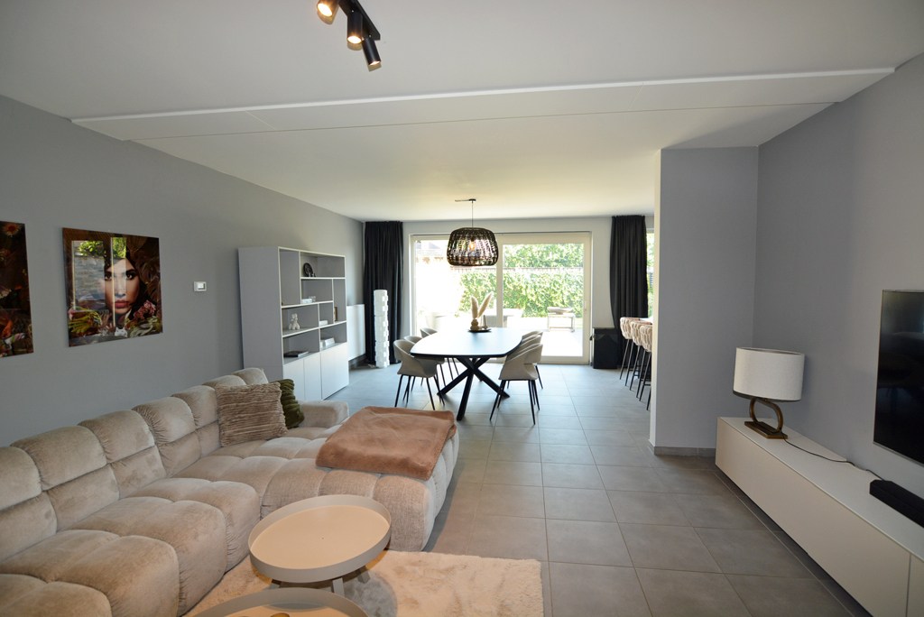 Gelijkvloers appartement met 2 slpk, ruim terras, tuin en 2 autostandplaatsen. - foto 5