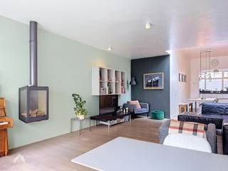 <p>Karaktervol herenhuis, gelegen nabij het centrum en de Leie, met winkels, openbaar vervoer en recreatiemogelijkheden op wandelafstand. De woning beschikt over een ruime inkomhal met voldoende plaats voor fietsen. Vanuit de volledig geïnstalleerde open keuken is er zicht op de gezellige eet- en zithoek, voorzien van parketvloer, opbergkasten en een gashaard. Via het schuifraam sluit de leefruimte naadloos aan op het terras en de charmante tuin. Verder zijn er op het gelijkvloers een apart gastentoilet en een ruime kelder met aansluiting voor wasmachine en droogkast. Op de eerste verdieping bevindt zich een slaapkamer en een ruime badkamer met inloopdouche, ligbad, dubbele lavabo, toilet en ingemaakte kasten. De tweede verdieping omvat twee slaapkamers. De zolderverdieping doet momenteel dienst als logeer-/bergruimte, maar kan perfect ingericht worden als vierde slaapkamer.</p>
<p>Extra troeven:</p>
<ul>
<li>Conforme elektriciteit</li>
<li>Overal dubbele beglazing</li>
<li>Ruime kelder</li>
<li>Uiterst centrale ligging</li>
<li>Parkeergelegenheid voor de woning met kentekenregistratie</li>
<li>Charmante tuin met terras</li>
<li>Op ca. 50 m van de Leieboorden</li>
</ul>
<p>Deze woning is te koop ZONDER makelaar via het concept van Smart Houses! Wenst u verdere inlichtingen of een bezoek? Contacteer rechtstreeks de eigenaar via <span>+32471855363</span></p>