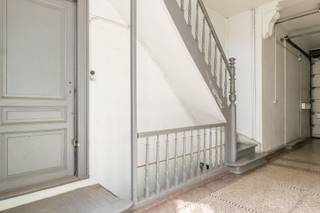Een interessante opbrengsteigendom bestaande uit 2 te renoveren appartementen (129m² & 81 m²), burelen, binnenkoer en werkplaats op 2 niveaus (300m² + 250m²).<br /><br />APPARTEMENTSGEBOUW (252m²): <br />Gelijkvloers: bureelruimtes (42m²) + doorrit en binnenkoer;<br />Eerste verdieping: appartement 1 (81m²) met woonkamer, badkamer, keuken, eetkamer, slaapkamer en balkon;<br />Tweede en derde verdieping: appartement 2 (129m²) met woonkamer, keuken, eetkamer, badkamer + 3 slaapkamers en toilet.<br /><br />WERKPLAATS (totaal 550m²): open gelijkvloers 300m² + plateau 250 m² op de verdieping.<br /><br />Buitenschrijnwerk PVC dubbel glas - verwarming via gasconvectoren<br />Individuele gas- en elektriciteitsmeters + twee watermeters met tussentellers voor beide appartementen<br />EPC: 423 KwH/m² + 484 Kwh/m² - UC: 44938-01-4 + 744937-01-6<br />Perceeloppervlakte: 4a 61ca<br /><br />Alle documenten zijn beschikbaar op aanvraag.