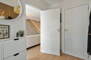 Op een uitstekende locatie in het dorp van Schriek bevindt zich dit ruim en lichtrijk duplex appartement met twee slaapkamers, terras en een autostaanplaats. U bevindt zich hier op wandelafstand van winkels, scholen en het openbaar vervoer.<br /><br />U betreedt het appartement via de inkomhal met gastentoilet. De ruime en lichtrijke woonkamer kan ingericht worden met gezellige zithoek en eetkamer en biedt tevens plaats aan een volledig geïnstalleerde open keuken met aanpalende berging. Het achteraan gelegen terras is toegankelijk via een schuifraam. Via de trap in de woonkamer komt u in de nachthal die toegang biedt tot twee ruime slaapkamers, een apart toilet en een badkamer met inloopdouche.<br />Het appartement beschikt tevens over kelderberging en over een autostaanplaats die bijkomend dient te worden aangekocht voor 15.000€<br /><br />Dit is een uitstekende opportuniteit wanneer u op zoek bent naar een ruim en lichtrijk duplex appartement met terras in Schriek. Contacteer ons voor meer informatie op 0475/47.59.76 of via info@boonstravastgoed.be.<br /><br />Bijzonderheden:<br />- Instapklaar<br />- Ingemaakte kasten<br />- Uitstekende locatie