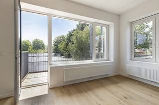 In de Veurnestraat te De Panne vinden we dit ruim en lichtrijk appartement (101 m²) met zongerichte terras (5 m²) te koop. Het appartement werd volledig gerenoveerd in 2025, is rustig gelegen doch op wandelafstand van het centrum. Het appartement bevat 3 slaapkamers en de mogelijkheid tot het aankopen van een garage op het achterliggende terrein. Zoek je immo in De Panne? Lees dan zeker verder.INDELING:> Eerste verdieping:- hal;- ruime living (41 m²) met toegang tot het zuid gerichte terras van 5 m²;- keuken voorzien van spoelbak, keramische kookplaat, dampkap, combi microgolfoven, koelkast en vaatwasmachine;- berging met aansluiting voor wasmachine;- 3 ruime slaapkamers;- ruime badkamer met douche, bad, dubbele lavabo met wasmeubel en toilet;- apart toilet;Mogelijkheid tot het aankopen van een garage op het achterliggende terrein.ALGEMEEN:- gunstig EPC B (109 kWh/(m² jaar))- conforme elektrische keuring- centrale verwarming op gas, condenserende ketelBent u op zoek naar een ruim instapklaar appartement, voor vaste bewoning of voor tweede verblijf? Aarzel zeker niet contact op te nemen met ons kantoor Dewaele Koksijde: 058 330 600.