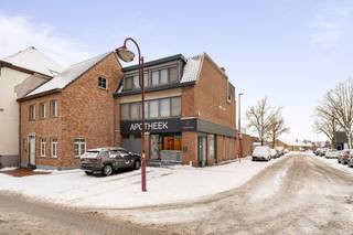 Op een uitstekende hoeklocatie in het hart van Nevele bevindt zich dit veelzijdige en karaktervolle pand dat wonen en werken naadloos...