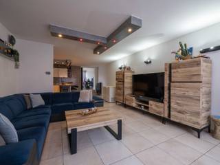 <span><strong>DUPLEX-APPARTEMENT MET VERANDA EN RUIM TERRAS TE EISDEN<br /><br />TROEVEN<br /></strong>- <span>Mooi en gezellig duplex-appartement gelegen in het commerciële centrum van Eisden.<br />- Ideaal gelegen dichtbij winkels, horecazaken, ... Alle belangrijke voorzieningen in de buurt.<br /></span>- 2 slaapkamers.<br /><span>- Veranda gelegen op de eerste verdieping.<br /></span>- Ruim terras.<br />- Privatieve inkomhal.<br />- EPC-label D: geen renovatieverplichting!<strong><br /></strong><strong><br />GELIJKVLOERS 00 <br /></strong>- Private inkomhal: trap naar de eerste verdieping <br /><br /><strong>VERDIEPING</strong> <strong>+01 (74,67 m²)</strong><br />- Woonkamer (5,50 m x 5,30 m = 29,15 m²): trap naar de tweede verdieping, tegelvloer.</span><br /><span>- Keuken (4,20 m x 5,30 m = 22,26 m²): keukenwand (onder- en bovenkasten, lades, oven, keramische kookplaat, dampkap, vaatwasser en spoelbak, ziteiland, tegelvloer.</span><br /><span>- Toilet (1,40 m x 0,90 m = 1,26 m²): zittoilet, spoelbakje, volledige wandbetegeling, tegelvloer.</span><br /><span>- Veranda (4,00 m x 5,50 m = 22,00 m²): laminaatvloer. </span><br /><br /><span><strong>VERDIEPING</strong> <strong>+02 (38,93 m²)</strong></span><br /><span>- Overloop (0,90 m x 2,15 m = 1,93 m²): tegelvloer.<br />- Badkamer (3,00 m x 3,00 m = 9,00 m²): ligbad, enkele lavabo met onderkast, onderkast en kolomkasten, volledige wandbetegeling, tegelvloer.<br />- Slaapkamer 1 (4,00 m x 4,20 m = 16,80 m²): inbouwkasten, velux dakraam, tegelvloer.<br />- Slaapkamer 2 (3,00 m x 3,20 m = 9,60 m²): inbouwkasten, velux dakraam, tegelvloer.<br />- CV ruimte (1,00 m x 1,60 m = 1,60 m²): aardgas verwarmingsketel, aansluiting wasmachine, tegelvloer.</span><br /><br /><span><strong>EXTERIEUR</strong></span><br /><span>- Terras gelegen op de eerste verdieping (9,00 m x 4,00 m = 36,00 m²).<span><br /></span><br />Bekijkt u deze advertentie via een aanverwante vastgoedsite, surf dan zeker naar onze website <strong>www.N78vastgoed.be</strong> voor een uitgebreide beschrijving en foto's. <strong>Meer info: +32 (0)89 86 18 88 of info@N78vastgoed.be.</strong></span>