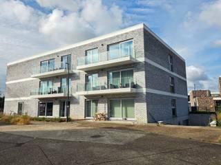 Super gezellig appartement gelegen op het gelijkvloers van een recent gebouw (2019). Bestaande uit living met open geïnstalleerde keuken met aansluitend berging/wasplaats. Ruime slaapkamer en badkamer met grote inloopdouche, lavabomeubel en toilet. Heel veel lichtinval met aangelegd groen terras aan living en slaapkamer. Tevens ondergrondse autostandplaats, fietsenstalling en berging inbegrepen in de prijs. Lift aanwezig! Tevens heel veel parkeergelegenheid aan het gebouw. Rustig gelegen doch centraal in het groen, vlakbij de Gavers!