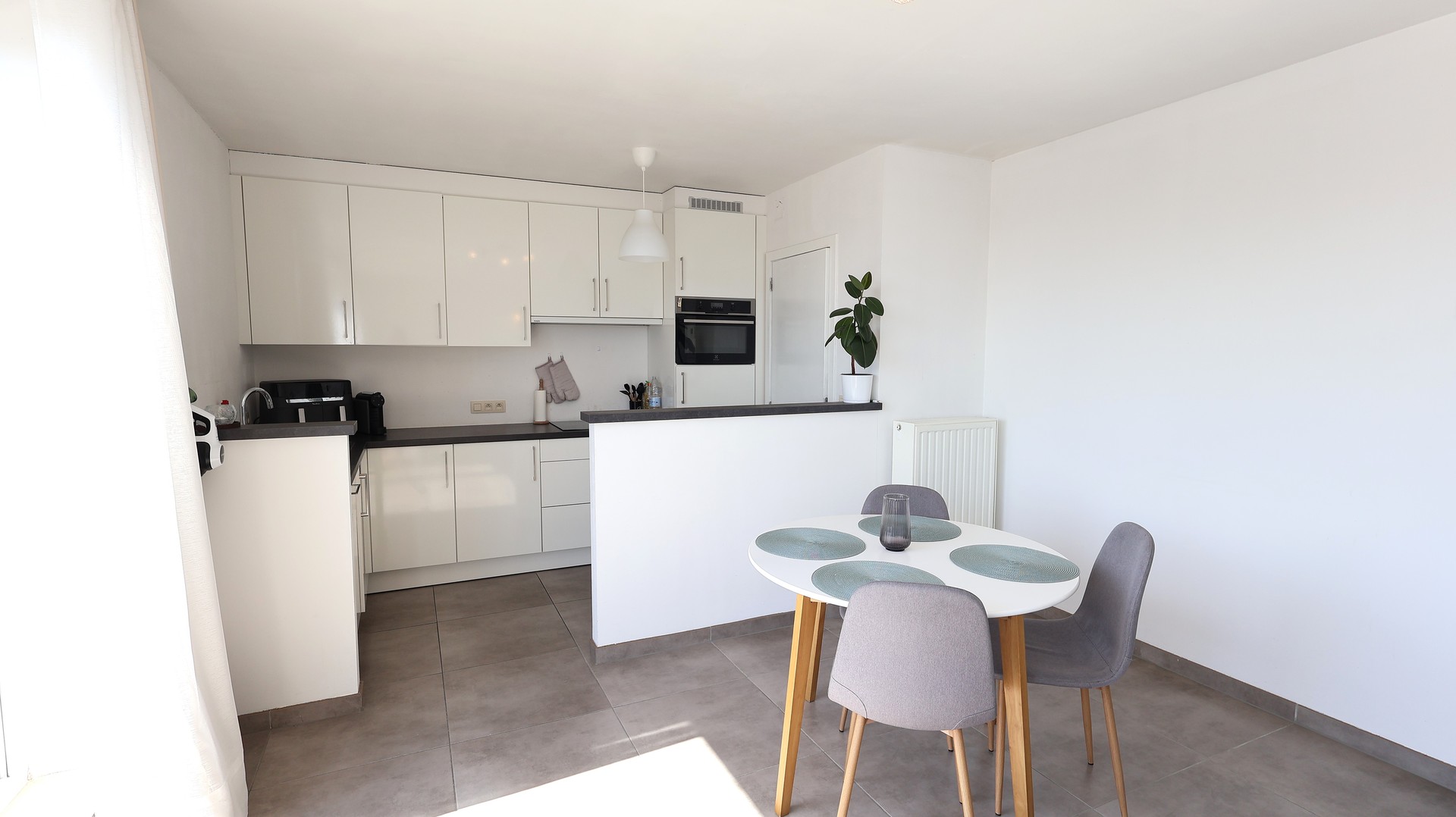 Ruim 2-slaapkamerappartement met zonnige terrassen nabij het centrum van Roeselare - foto 4