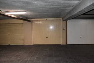 Autobox te huur op verdieping -2 van de residentie Belle Vue. De garagebox is uitgerust met een kantelpoort en beschikt over een lichtpunt aan...