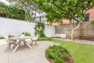 Aan het Sint-Jacobsplein mogen we u deze verborgen parel aanbieden. Een gelijkvloers, high-end loft appartement met een bewoonbare oppervlakte...