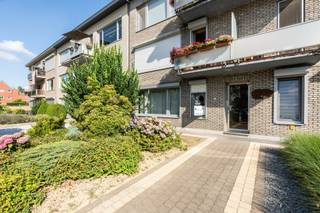 <p><span>Appartement spacieux de plain-pied à rénover, comprenant 3 chambres, un jardin et un garage, situé dans un emplacement de choix à Schoten !</span></p><p><span>Vous recherchez un appartement spacieux que vous pourrez aménager entièrement selon vos goûts ? Alors cet appartement de plain-pied à rénover est une opportunité unique !</span></p><p><span>Depuis le hall d'entrée, vous accédez au salon lumineux, qui communique avec la cuisine fonctionnelle. L'appartement dispose de deux chambres spacieuses et d'une pièce supplémentaire pouvant parfaitement être aménagée en troisième chambre, dressing ou bureau.</span></p><p><span>La salle de bains est équipée d’une baignoire et d’un lavabo simple. Les toilettes sont séparées pour plus de confort.</span></p><p><span>L’un des principaux atouts de ce bien est sans aucun doute son agréable jardin privé, où vous pourrez vous détendre à votre guise. De plus, l’appartement dispose d’un garage attenant, accessible directement depuis l’appartement.</span></p><p><span>Cet appartement offre de nombreuses possibilités, tant pour ceux qui recherchent un logement à aménager selon leurs goûts que pour ceux qui souhaitent réaliser un investissement intéressant dans un emplacement de choix ! </span></p><p><span>Atouts :</span></p><ul><li><span>Appartement de rez-de-chaussée à fort potentiel</span></li><li><span>2 chambres à part entière + 3e pièce ou dressing</span></li><li><span>Jardin privé</span></li><li><span>Accès direct au garage attenant</span></li><li><span>Pièce à vivre spacieuse et lumineuse</span></li></ul><p><span> </span></p><p><span> </span></p><p><span> </span></p>