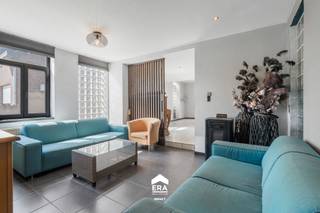 <p>Gelegen in het rustige Lozen, deelgemeente van Bocholt, bevindt zich deze open bebouwing op een perceel van 598 m². Dankzij de vlotte verbinding naar Bree, Peer en de Nederlandse grens geniet je hier van een ideale combinatie van rustig wonen en een uitstekende bereikbaarheid. Scholen, winkels, horeca, openbaar vervoer en mooie wandelroutes bevinden zich bovendien in de nabije omgeving.</p>

<p><br />Deze charmante woning, gebouwd tussen 1900 en 1918, verkeert in goede staat en biedt heel wat mogelijkheden om verder naar eigen smaak te moderniseren. Binnen beschik je over 4 slaapkamers, waarvan 1 op het gelijkvloers, een aparte bureauruimte die perfect geschikt is voor thuiswerk of hobby's, een lichtrijke woonkamer met aansluitende eetplaats en keuken met mooi zicht op de onderhoudsvriendelijke tuin. Verder zijn er een ruime wasplaats, een praktische zolderberging, een badkamer met ligbad, een carport en een ruime buiten berging.</p>

<p><br /><strong>Enkele troeven:</strong></p>

<ul><li>4 volwaardige slaapkamers, waarvan 1 op het gelijkvloers.</li><li>Aparte bureauruimte, ideaal voor thuiswerk of een praktijkruimte.</li><li>Onderhoudsvriendelijke, afgesloten tuin met veel privacy.</li><li>10 zonnepanelen en een EPC-label C, waardoor er geen renovatieverplichting geldt.</li><li>Voorzien van een carport met extra berging.</li><li>Op slechts enkele minuten van de Nederlandse grens en met een vlotte verbinding naar omliggende gemeenten.</li></ul>

<p><br />Ben je op zoek naar een ruime gezinswoning met een praktische indeling, een rustige ligging en heel wat potentieel? Plan dan zeker een bezoek en ontdek zelf de mogelijkheden die deze woning te bieden heeft via impact@era.be of bel 089 46 48 63. Khaz helpt je graag verder met een bezichtiging!</p>