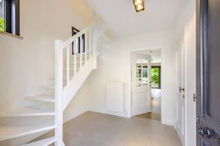 <p><span>In de Dompelstraat 43 bevindt zich deze halfopen bebouwing, oorspronkelijk gebouwd in 1995 en in 2026 smaakvol gerenoveerd. De woning combineert hedendaags wooncomfort met een praktische indeling en een centrale, residentiële ligging vlak bij de stad.</span></p><p><span>Bij het betreden van de woning kom je terecht in een inkomhal met een bergruimte die dienst doet als vestiaire. Aansluitend bevindt zich een gastentoilet. De leefruimte is ruim en lichtrijk en sluit naadloos aan op de open, volledig vernieuwde keuken met kookeiland. Verder op het gelijkvloers vind je een praktische wasplaats/berging en een inpandige garage, uitgerust met een nieuwe sectionaalpoort.</span></p><p><span>Op de eerste verdieping zijn er twee volwaardige slaapkamers, een aparte bergruimte, een afzonderlijk toilet en een stijlvolle badkamer in travertin-look, voorzien van zowel ligbad als douche.</span></p><p><span>De tweede verdieping biedt nog eens twee extra slaapkamers en een tweede badkamer met douche en toilet, ideaal voor grotere gezinnen of wie extra ruimte zoekt voor bureau of hobbykamers.</span></p><p><span>Daarbovenop beschikt deze woning nog voor een handige zolder.</span></p><p><span>Buiten geniet je van een aangename tuin van 120 m² met terras, ideaal om in alle rust te ontspannen.</span></p><p><span>Een instapklare woning op een centrale locatie met vlotte verbindingen en alle voorzieningen in de nabijheid.</span></p>