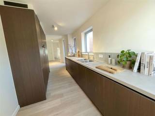 Welkom in deze charmante top moderne woning in het hart van Izegem! Met een bewoonbare oppervlakte van 180 m² is dit huis de perfecte mix van modern comfort en traditionele stijl. Gelegen op een perceel van 213m², biedt het volop ruimte en privacy.Bij binnenkomst wordt u verwelkomd door een lichte en open leefruimte die naadloos overgaat in de stijlvolle eetkamer. De moderne keuken is volledig uitgerust en biedt een gezellige plek. De woning beschikt over drie ruime slaapkamers, ideaal voor gezinnen of voor wie extra werk- of hobbyruimte wenst. De twee badkamers zijn voorzien van hoogwaardige afwerkingen. De buitenruimte is een verborgen schat met een uitnodigend terras en een groene tuin, perfect voor zomerse barbecues of ontspannen momenten. Na volledige renovatie zal deze woning een EPC label B hebben. De woning heeft een grote kelder van 27 m², een toegankelijke zolder van 28 m² en een tuinhuis van 17 m². Deze woning in Izegem is niet alleen aantrekkelijk door zijn centrale ligging, maar ook door zijn stijlvolle afwerking en praktische indeling. Mis deze unieke kans niet om eigenaar te worden van een prachtig huis in een levendige buurt!