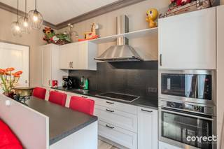 CHARMANT GELIJKVLOERSAPPARTEMENT MET TUINTERRAS IN BRUGGE!STARTPRIJS: Elk bod boven deze startprijs, wordt voorgelegd aan de eigenaars, die al dan niet kunnen in gaan op dit aanbod.Op een uitstekende en centrale locatie in Brugge bevindt zich dit sfeervolle gelijkvloersappartement, gerenoveerd in 2010. De woning omvat een inkomhal, gezellige leefruimte met open keuken, praktische berging, badkamer met ligbad/douche, lavabo en toilet en een aangename slaapkamer.De absolute blikvanger is de gezellige buitenruimte met pergola en tuinterras, een heerlijke plek om te ontspannen of gezellig te tafelen.Verder beschikt het appartement over een privatieve kelder en een gemeenschappelijke fietsenberging. Dankzij de lage syndickosten blijven de maandelijkse lasten beperkt.Een bijzonder interessante opportuniteit als starterswoning, investering of tweede verblijf in het Brugse!📞 Contacteer Lorenzo voor een bezoek: 0492 08 08 08 – lorenzo@correctvastgoed.be👉 Online schattingstool: https://www.correctvastgoed.be/schatting