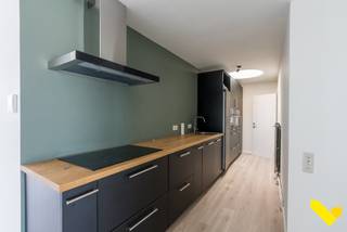 Recent gerenoveerd appartement in Geel centrum!<br /><br />Dit dakappartement is gelegen op een steenworp van winkels, openbaar vervoer en de markt van Geel. In 2023 werd er een totaalrenovatie gedaan waardoor dit een instapklaar verhaal is.<br /><br />Via de lift bereiken we de 3e verdieping en de inkomhal. Van hieruit kom je tot de zeer ruime leefruimte met veel lichtinval en de nieuwe keuken dewelke is voorzien van alle moderne en hedendaagse toestellen. Er is een berging waar de cv ketel op gas werd geplaatst, alsook de aansluiting voor wasmachine en droogkast.<br /><br />Momenteel is er 1 ruime slaapkamer aanwezig. Echter kan je zeer makkelijk een 2e slaapkamer voorzien indien gewenst. Verder is er nog een apart toilet aanwezig en de nieuwe badkamer met lavabomeubel en inloopdouche.<br /><br />Achteraan is er een terras aanwezig. Parkeergelegenheid is in de nabije omgeving altijd voorzien.<br /><br />Troeven:<br />- topligging centrum Geel<br />- recent gerenoveerd en instapklaar<br />- prima starters- of investeringsappartement<br /><br />Voor meer info of een bezoek kan u ons contacteren via info@immovl.be of 014 58 02 08.
