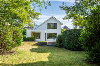 Welkom in deze stijlvolle en energiezuinige villa aan de Charleslei in Vriesdonk, een van de meest gegeerde woonwijken van Brasschaat. Deze...