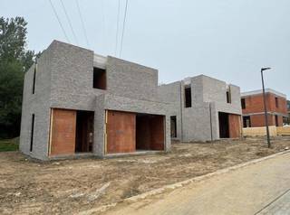 <p>immo DAVID stelt voor: een kleinschalig nieuwbouwproject met 10 stijlvolle open woningen, gelegen in een doodlopende straat. Hier woon je rustig, veilig en met maximale privacy, omgeven door een prachtige bosrijke omgeving. Elke woning combineert moderne architectuur met duurzame technieken zoals een warmtepomp, zonnepanelen en energiezuinige vloerverwarming. Dankzij de ruime tuin, wadi’s en natuurlijke waterafvoer geniet je van een groene, ontspannen leefomgeving waar comfort en ecologie hand in hand gaan.</p>
<p>Binnenin zorgt de lichtrijke leefruimte met open keuken voor een warme, open sfeer. De praktische berging en dubbele oprit bieden extra gemak in het dagelijks leven. Op de bovenverdieping vind je drie comfortabele slaapkamers en een stijlvolle badkamer met bad, inloopdouche en dubbele lavabo.</p>
<p>De ligging is ideaal: een vlotte verbinding met de Ring rond Brussel en de Ninoofsesteenweg, terwijl je toch geniet van de rust van een doodlopende straat. Hier woon je ruim, energiezuinig en in harmonie met de natuur – perfect voor wie modern comfort zoekt in een groene, bosrijke buurt.<br /><br /><span>Prijs exclusief BTW.</span></p>