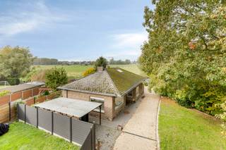 Bent u op zoek naar een woning met ruimte, privacy en tal van mogelijkheden? Deze open bebouwing, gebouwd omstreeks 1970, is gelegen op een perceel van 817 m² in een groene omgeving, op korte afstand van het centrum van Liedekerke en het station.
Met een bewoonbare oppervlakte van circa 150 m², drie slaapkamers, een ruime zolder en verschillende bijgebouwen biedt deze woning heel wat potentieel.
Op het gelijkvloers beschikt de woning over een leefruimte, een afzonderlijke keuken, drie slaapkamers, een badkamer en een apart toilet. De zolder biedt extra bergruimte en mogelijkheden voor een verdere inrichting.
De woning beschikt over hoogrendementsbeglazing met een opgegeven U-waarde van 1,2 W/m²K, geplaatst in 2004. Het dak is momenteel geïsoleerd met 8 cm minerale wol.
De bestaande verwarmingsinstallatie op stookolie is werkzaam. Zowel de verwarmingsketel als de stookolietank werden gekeurd.
Met een EPC-label E en een energiescore van 489 kWh/m² (EPC-code: 3815964) vormt deze woning een interessante opportuniteit voor wie bereid is te investeren in een verplichte energetische renovatie en de woning naar eigen smaak stapsgewijs wil moderniseren. Overstromingsscore ( P/G): D/D
De buitenruimte beschikt over een carport en een afzonderlijke garage, wat zorgt voor praktische parkeermogelijkheden en extra bergruimte.
Daarnaast bevindt zich op het terrein een bijkomend gebouw met zicht op de Dendervallei, een extra troef voor wie houdt van rust en natuur.
Interesse? Neem contact op via jessie.deneve@casaconsult.be of bezoek www.casaconsult.be voor meer informatie.
