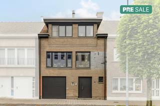 Disposition : Rez-de-chaussée : Hall d'entrée avec toilettes invités - garage - buanderie chambre 1 avec vue sur le jardin - terrasse Premier étage : Cuisine - salle à manger - salon - terrasseDeuxième étage : Bureau en mezzanine - chambre 2 - dressing - salle de bain avec baignoire, toilettes et lavabo - chambre 3 Supplémentaire : - Grenier - Jardin orienté plein sud avec sortie arrièreInformations générales : - chauffage au gaz naturel - panneaux solaires (2023) - nouvelle chaudière à haut rendement (2023)CPE : 180 kWh/m²CPE : Le bien est proposé selon la formule Pre-sale. Le 01/07/2026 entre 17:00 et 18:30, vous pouvez visiter le bien sur rendez-vous et faire une offre. Le prix affiché est un prix indicatif. Pour plus d'informations, veuillez contacter le responsable du dossier.Registre des mesures: non