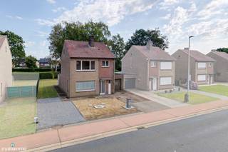 GEZINSWONING MET 3 SLAAPKAMERS, INPANDIGE GARAGE EN TUIN TE BEVERLO<br /><br />*** Bekijkt u deze woning via een aanverwante website? Surf dan naar https://matisimmo.be/nl/aanbod/4405395/eengezinswoning-te-koop-in-3581-beverlo en klik op volgende link voor het INTERACTIEF GRONDPLAN: <span>https://grondplan.matisimmo.be/grondplan/?map=BeringenKorspelsesteenweg192</span> ***<br /><br />Deze halfopen gezinswoning bevindt zich aan de Korspelsesteenweg 192 te Beverlo, een deelgemeente van Beringen. De woning geniet van een gunstige ligging met een vlotte bereikbaarheid naar scholen, winkels, openbaar vervoer en het station, dat zich op minder dan 10 minuten wandelen bevindt. Ook be-MINE, met tal van winkels, horecazaken en recreatieve voorzieningen, ligt op minder dan 10 minuten rijden. Dankzij de nabijgelegen gewestweg geniet u bovendien van een uitstekende verbinding tussen Leopoldsburg en Zonhoven. Daarnaast bevinden de op- en afritten van de snelweg zich op slechts 10 minuten rijden.<br /><br />De woning biedt tal van mogelijkheden en kan volledig naar eigen smaak gerenoveerd en ingericht worden. De indeling is als volgt: bij het betreden van de woning komen we terecht in de inkomhal, waar zich een apart gastentoilet, een praktische ingebouwde kast en de trap naar de eerste verdieping bevinden. De inkomhal geeft verder toegang tot de ruime woonkamer met zit- en eetgedeelte.<br /><br />Daarnaast beschikt de woonkamer over een extra ruimte die volledig naar eigen wens kan worden ingericht als speelkamer, hobbyruimte of bureauruimte. Aansluitend bevindt zich een praktische berging, ideaal als voorraadruimte.<br /><br />Verder vinden we de ruime ingerichte keuken terug, die een mooi uitzicht biedt op de tuin en bovendien voldoende ruimte biedt voor een extra eet- of ontbijttafel. Vanuit de keuken heeft u rechtstreeks toegang tot de tuin en de inpandige garage.<br /><br />Op de eerste verdieping bevinden zich de nachthal, drie slaapkamers en de badkamer. De badkamer is uitgerust met een enkele lavabo en een ligbad.<br /><br />Verder beschikt de woning over een zolder, bereikbaar via een uitklapbare trap. Deze ruimte is ideaal als extra opbergruimte.<br /><br />Tot slot beschikt de woning over een inpandige garage en een ruime tuin met terras en praktische tuinberging. De tuin kan volledig naar eigen smaak worden ingericht en vormt de ideale plaats om in alle rust te genieten.<br /><br />Voor meer informatie of een bezoek ter plaatse kan u vrijblijvend contact opnemen met ons kantoor via 089/44.00.00 of info@matisimmo.be.<br /><br /><em>Dit pand kan onderhevig zijn aan de renovatieverplichting die door de Vlaamse overheid wordt opgelegd voor residentiële gebouwen. Consulteer voor meer informatie de website van Vlaanderen via </em><em>https://www.vlaanderen.be/een-huis-of-appartement-kopen/renovatieverplichting-voor-residentiele-gebouwen</em><br /><br />De vermelde woonoppervlakte is steeds de bruikbare vloeroppervlakte overgenomen uit het EPC-verslag.<br /><br /><em>Bestuursmaatregelen in het maatregelenregister: nee</em><br />