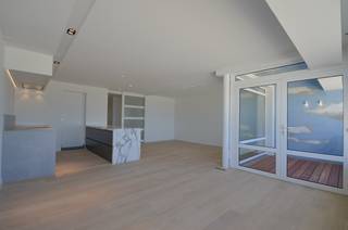 Exclusief, Stijlvol volledig gerenoveerd appartement met frontaal zeezicht<br /><br />Uitzonderlijk stijlvol volledig gerenoveerd appartement met frontaal zeezicht en een gevelbreedte van ca. 6,5 meter. Het appartement beschikt over drie terrassen en werd afgewerkt met hoogwaardige materialen en oog voor detail.<br /><br />Indeling:<br />Inkomhal met vestiaire en gastentoilet. Ruime en lichtrijke leefruimte met panoramisch zeezicht, bestaande uit een elegante zithoek en eetplaats. De leefruimte sluit aan op een eerste inpandig terras aan de voorzijde.<br /><br />De stijlvolle open keuken is volledig uitgerust met alle hedendaags comfort en wordt aangevuld met een praktische bijkeuken/wasplaats.<br /><br />De masterbedroom beschikt over ingemaakte kasten en een ruime, luxueuze douchekamer. Achteraan bevindt zich een ruim zonnig terras.<br /><br />Tweede volwaardige slaapkamer met ingemaakte kasten en bureau, uitgevend op een tweede inpandig terras. Derde, kleinere slaapkamer met ingemaakte kast. Vanuit alle slaapkamers geniet men bovendien van een weids uitzicht over het hinterland.<br /><br />Privatieve kelder en een gemeenschappelijke fietsenberging in de residentie.<br /><br />Dit appartement is een absolute aanrader dankzij de brede gevel, het prachtige panoramische zeezicht, de uitzonderlijke afwerking en de meerdere terrassen.