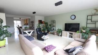 Dit aangename appartement is gelegen op de gelijkvloerse verdieping van een kleinschalige residentie, op een centrale ligging op de grens tussen Roeselare en Ardooie.<br />Dankzij de centrale ligging op de grens van Roeselare en Ardooie geniet het appartement van een vlotte bereikbaarheid. Ook de oprit van de autostrade is snel en gemakkelijk bereikbaar.<br /><br />Het appartement beschikt over een ruime en lichtrijke woonkamer met een volledig ingerichte keuken, twee slaapkamers, een dressing/bureau, een praktische berging/wasplaats, een apart toilet en een badkamer.<br /><br />De keuken is volledig ingericht en uitgerust met een dubbele spoeltafel, keramische kookplaat, dampkap, oven, microgolfoven, koelkast en diepvries.<br />De badkamer beschikt over een badkamermeubel en een comfortabele inloopdouche. Verder geniet het appartement van een ruim en gezellig terras, ideaal om in alle rust van de buitenruimte te genieten.<br />
<ul>
<li>Achter het gebouw bevindt zich een garage voor € 70/maand.</li>
<li>Gemeenschappelijke kosten: € 50/maand.</li>
<li>Verwarmd met aardgas</li>
<li> Volledig instapklaar! </li>
<li>Beschikbaar vanaf <strong>1 december 2026</strong></li>
</ul>
<u>Interesse in dit appartement? </u><br />Bezoek <u>www.dicasa.be</u>, klik op het pand van uw keuze en vul via de knop “Ik ben kandidaat” kort uw profiel in.<br />Wij nemen vervolgens contact met u op voor een bezichtiging. <br />