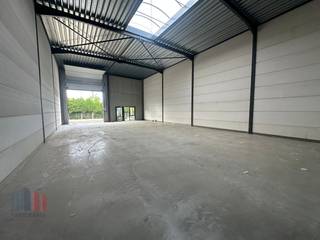 Nieuwbouw KMO-unit met een oppervlakte van 236 m² te koop vlak bij de Meensesteenweg met een onmiddellijke verbinding naar de A19 op- en afrit...
