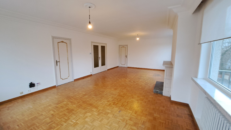 Ruim en lichtrijk 2-slaapkamerappartement met terras te koop in Sint-Michiels Brugge - foto 2