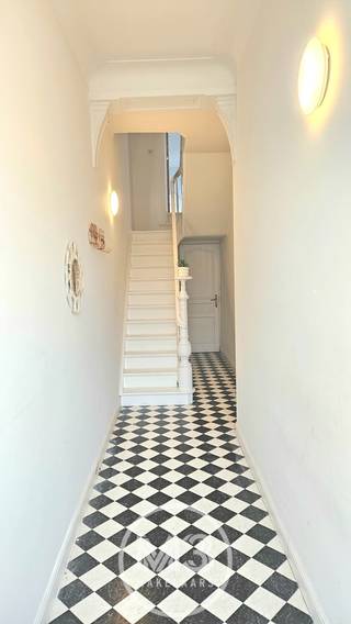 Welkom in deze ruime gezinswoning in een rustige straat! Deze comfortabele woning is perfect voor wie het stadsleven wil combineren met rust en praktisch gemak.<br />De woning beschikt over vier ruime slaapkamers en twee moderne badkamers, waarvan één met een zalig ligbad – ideaal om tot rust te komen na een drukke dag. De gezellige stadskoer biedt een fijne buitenruimte voor een avondje ontspannen. Verder is er een kelder aanwezig, perfect als extra bergruimte.<br />De ligging is een van de grote troeven: vlakbij de Antwerpse Ring en station Berchem, wat zorgt voor een vlotte verbinding met het openbaar vervoer en de rest van het land. Ook met de fiets of tram ben je in een mum van tijd in het centrum van Antwerpen. Daarnaast liggen er verschillende parken in de buurt, ideaal voor een wandeling.<br />Interesse? Neem gerust contact op voor een bezichtiging.<br /><br /><strong>Extra info:</strong><br />Huurwaarborg: 3 maanden<br />Plaatsbeschrijving intrede: ongeveer €300<br />Maximaal voor 4 personen!<br />Onmiddellijk beschikbaar.<br />EPC label C.<br />