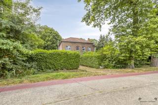 <p><span>Characterful semi-detached building with potential and unique location</span></p><p><span>On a plot of </span><span>8a 58ca</span><span> you will find this charming house from the interwar period, with a living area of </span><span>148 m²</span><span>. Thanks to its high ceilings and authentic elements, this house exudes character and coziness.</span></p><p><span>Layout:</span></p><ul><li><span>Ground floor:</span><span> entrance hall, bright living space, kitchen to be renovated with access to the garden and a separate toilet.</span></li><li><span>Second floor:</span><span> landing, 2 spacious bedrooms and a bathroom.</span></li><li><span>Second floor:</span><span> convertible attic, ideal to create additional bedrooms or a hobby room.</span></li><li><span>Garden level:</span><span> double garage and access to the garden.</span></li></ul><p><span>TROEVEN:</span></p><ul><li><span>Unique and green location in a quiet cul-de-sac</span></li><li><span>Characterful home from the interwar period</span></li><li><span>High ceilings and authentic look</span></li><li><span>Renewed windows</span></li><li><span>Close to the village center and all amenities</span></li></ul><p><span>This property offers you the opportunity to further renovate a characterful base to your own taste and transform it into a wonderful family home.</span></p><p><span>For more information or a visit, please do not hesitate to contact us on </span><span>011 199 991</span><span> or </span><span> info@janssenenjanssen.be.</span></p>