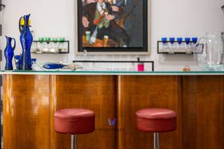 LOUISE - Charmant duplex avec éléments de caractère dans un petit immeuble avec entrée privée. L'appartement de +/-177m2 se compose d'un hall...