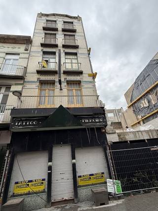 Ontdek dit uitzonderlijke pand in het hart van Blankenberge, ideaal gelegen op minder dan 180 meter van de Zeedijk. Dit gebouw met vijf volwaardige verdiepingen biedt een zee aan mogelijkheden voor wie op zoek is naar een slimme investering of een eigen project aan de kust.<br /><br />Het pand beschikt over een solide structuur en ruime volumes, perfect voor wie een renovatieproject met potentieel zoekt. Dankzij de royale indeling en de verschillende verdiepingen zijn er tal van mogelijkheden om het pand naar eigen smaak en visie te ontwikkelen.<br /><br />Er zijn reeds plannen (met lift) beschikbaar voor de herontwikkeling van het gebouw naar een handelspand op het gelijkvloers met daarboven vier appartementen, wat dit pand bijzonder interessant maakt voor investeerders of projectontwikkelaars.<br />Met zijn uitstekende ligging, ruime opbouw en sterke ontwikkelingsmogelijkheden is dit een unieke opportuniteit in een bruisende kuststad.<br /><br />Mis deze kans niet — het transformatiepotentieel is enorm.<br /><br />Studio's/app circa 60m² elk. <br /><br /><strong>Voor meer info en/of een bezoek, bel mij vandaag nog op 0472/50.08.58 - Mohamed</strong>