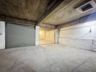 Tel: +32 475 71 63 52 / Email: matthieu.goffin@weinvest.be<br /><br />We Invest is proud to present this secure garage, ideally situated in the basement of a building at 47 Avenue Nouvelle in Etterbeek. This private garage measures 5.89 metres in length and 2.48 metres in width, providing a secure space to park a vehicle or use as additional storage. However, the maximum vehicle height must not exceed 2.48 metres. The property is vacant and available for immediate sale, with no current lease.<br /><br />Located in the heart of Etterbeek, in the immediate vicinity of the La Chasse district, this garage enjoys a strategic location with quick access to Brussels city centre and the southern part of the capital. The area is particularly well served by public transport (buses, trams and the metro nearby), offering excellent daily connectivity, particularly to the European institutions and the ULB. Its central location makes it an ideal property for both personal use and as an investment.<br /><br />Price: €40,000<br />Property available immediately. <br /><br />For more exclusive properties, please visit our website www.weinvest.be.