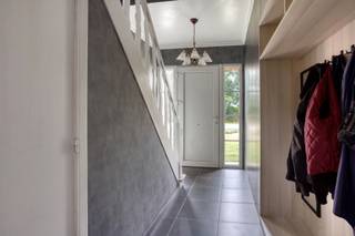 <p><span>Zeer rustig en landelijk gelegen woning met stallen op een aaneensluitend perceel van 1.1 ha in landschappelijk waardevol agrarisch gebied</span><span><br /></span></p>
<p><span>INDELING</span></p>
<p><span>Gelijkvloers</span></p>
<p><span>De woning bestaat op het gelijkvloers uit een inkomhal die leidt naar de keuken (10m²). Daarnaast bevindt zich de lichtrijke woonkamer (36m²) met open haard. Hier is een zit- en een eethoek.<br />Aansluitend aan de keuken is er een eetkamer (17m²) met houtkachel. Verder bereikt men via de achterinkom/ wasplaats het toilet en de badkamer (7m²) met daarin een douche en lavabomeubel.<br />Tenslotte is er ook een open berging.</span></p>
<p><span>Kelder<br />De woning heeft een droge bergkelder (7m²).<br /><br /></span></p>
<p><span>1e Verdieping</span></p>
<p><span>Hier situeren zich 3 slaapkamers (7m², 17m² en 15m²) en een toilet.</span></p>
<p><br />OMGEVING<br /><span><br />Achter en naast de woning zijn er verschillende stallen (ca 1700 m² en 359m²) en bijgebouwen waaronder een overdekte autostaanplaats.<br /></span></p>
<p><span>BIJZONDERHEDEN</span></p>
<ul>
<li><span>verwarming </span><span>op stookolie</span></li>
<li><span>EPC D</span></li>
<li>rolluiken</li>
<li><span>ligging in landschappelijk waardevol agrarisch gebied</span></li>
<li><span>indien geen landbouwactiviteiten zullen doorgevoerd worden, dient een functiewijziging aangevraagd te worden</span></li>
</ul>
<ul>
<li>geen pacht</li>
</ul>
<p><span>POSITIEVE ASPECTEN</span></p>
<ul>
<li><span>mooie en rustige ligging in landelijke omgeving</span></li>
<li><span>weids uitzicht</span></li>
<li>groot, aanéénsluitend perceel</li>
</ul>