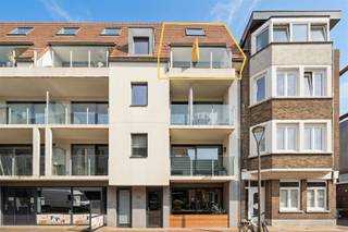 <h3><span>Topper in Bredene! Ruim duplexappartement met 3 slaapkamers en zonnige terrassen</span></h3><p><span>Op een uitstekende ligging in de </span><span>Duinenstraat 314 te Bredene</span><span>, op wandelafstand van het strand, winkels en tramhalte, bevindt zich dit ruim en instapklaar duplexappartement van maar liefst </span><span>121 m²</span><span>.</span></p><p><span>Gelegen in een recent gebouw met </span><span>gunstige EPC-score</span><span> en </span><span>conforme elektrische installatie</span><span>, biedt deze woning alle comfort voor wie op zoek is naar ruimte, licht en een toplocatie aan zee.</span></p><p><span>Mogelijkheid tot aankoop van een ruime gelijkvloerse garagebox achteraan de residentie!</span></p><p><span>Indeling:</span></p><p><span>3de verdieping</span></p><ul><li><span>Ruime inkomhal </span></li><li><span>Lichtrijke woonruimte met doorzonkarakter </span></li><li><span>Grote, volledig ingerichte leefkeuken </span></li><li><span>Apart gastentoilet </span></li><li><span>Praktische berging </span></li><li><span>Twee ruime terrassen met oost- en westoriëntatie, waardoor u de hele dag van de zon geniet </span></li></ul><p><span>4de verdieping</span></p><ul><li><span>3 volwaardige slaapkamers </span></li><li><span>Badkamer met ligbad en dubbele lavabo </span></li><li><span>Tweede badkamer met douche en lavabo </span></li><li><span>Apart toilet </span></li><li><span>Grote berging </span></li></ul><p><span>Troeven:</span><span><br />121 m² bewoonbare oppervlakte<br />3 ruime slaapkamers<br />2 badkamers<br />2 zonnige terrassen (oost-west)<br />Doorzonappartement met veel natuurlijk licht<br />Recent gebouw<br />Goede EPC-score<br />Elektriciteit conform<br />Mogelijkheid tot aankoop van een ruime gelijkvloerse garagebox achteraan de residentie <br />Vlak bij strand, winkels en openbaar vervoer</span></p><p><span>Een uitzonderlijk ruim en verzorgd appartement op een gegeerde locatie aan de Belgische kust. Ideaal als vaste woonst, tweede verblijf of investering.</span></p><p><span>Een echte topper die u gezien moet hebben!</span><span> </span></p>