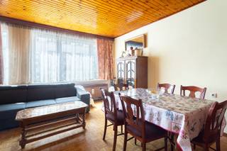Stadswoning met ruime garage<br /><br />Locatie<br />Gelegen in een rustige enkelrichtingsstraat, vlak bij Park Spoor Noord, geniet deze woning van een uitstekende ligging waar rust en stadsleven vlot samenkomen. Op wandelafstand bevinden zich het trendy Eilandje, AP Hogeschool en het ZNA Cadix-ziekenhuis. Ook supermarkten, buurtwinkels, gezellige cafés en tal van restaurants liggen binnen handbereik. Dankzij de nabijheid van het bruisende stadscentrum, openbaar vervoer en belangrijke invalswegen is dit een ideale uitvalsbasis.<br /><br />Beschrijving<br />Deze stadswoning biedt een verrassend praktische indeling en beschikt bovendien over een ruime inpandige garage, een absolute meerwaarde in de stad. Via de inkomhal bereikt u de garage en de kelder, die extra opslagruimte voorziet. Op de eerste verdieping bevindt zich de lichtrijke leefruimte met grote raampartijen die zorgen voor een aangename lichtinval. Aansluitend bevindt zich de keuken. De tweede verdieping omvat een ruime slaapkamer en badkamer. Op de mansardeverdieping bevinden zich nog drie volwaardige slaapkamers, waardoor de woning uiterst geschikt is voor grote gezinnen, thuiswerkers of wie extra hobby- of logeerkamers wenst.<br /><br />Verplichte vermeldingen<br />EPC: 518 kWh/m²<br />P-score: D<br />G-score: D<br />Stedenbouwkundige inlichtingen: Vg, Wg, Gmo, Gvv, Vkr<br />Dit pand kan onderhevig zijn aan de renovatieverplichting die door de Vlaamse overheid wordt opgelegd voor residentiële gebouwen. Consulteer voor meer informatie de website van het Vlaams Energie- en Klimaatagentschap via https://www.vlaanderen.be/een-woning-kopen/renovatieverplichting-voor-residentiele-gebouwen-vanaf-2023.