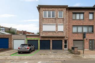 Dit verzorgde gelijkvloersappartement combineert een aangename indeling met een zonnige tuin en het praktische comfort van een garage met staanplaats ervoor. <strong>Grimbert</strong> geniet van een rustige maar strategische ligging in Borsbeek, met winkels en dagelijkse voorzieningen vlot binnen bereik. Ook <strong>Fort 3</strong> ligt nabij en biedt een groene omgeving voor wandelen en ontspanning, terwijl de nabijheid van de R11 en het openbaar vervoer voor een vlotte verbinding richting Antwerpen en omliggende gemeenten zorgt.<br /><br /><strong>Indeling</strong><br />Via de verzorgde gemeenschappelijke inkomhal bereikt u het appartement.<br />Achteraan bevindt zich het leefgedeelte, waar eetruimte, woonkamer en open keuken mooi met elkaar in verbinding staan. De natuurlijke lichtinval en het zicht op de tuin zorgen hier voor een aangename, rustige woonbeleving.<br /><br />Vanuit de leefruimte bereikt u de <strong>zonnige tuin</strong>, die een fijne verlenging vormt van het interieur. Aansluitend bevindt zich een praktische tuinberging.<br />Verder beschikt het appartement over een ruime slaapkamer met <strong>ensuite dressing</strong> en een badkamer met douche in bad, lavabomeubel en toilet. Een afzonderlijke berging met aansluitingen voor wasmachine en droogkast zorgt voor bijkomend praktisch comfort.<br /><br /><strong>Garage en buitenruimte</strong><br />Bij het appartement hoort een garage met <strong>eigen staanplaats ervoor</strong>. De garage is momenteel niet geschikt voor het stallen van een wagen, maar vormt wel een bijzonder handige en ruime fietsen- en bergplaats met rechtstreekse verbinding naar de tuin.<br /><strong>Beschikbaar mits inachtneming huurder.</strong><br /><br /><strong>Bijzonderheden</strong><br />Het <strong>gelijkvloerse karakter, de zonnige tuin, ruime slaapkamer met dressing, lage gemeenschappelijke kosten en de combinatie van een garage/berging met eigen staanplaats</strong> maken dit tot een comfortabel en praktisch appartement op een goed bereikbare locatie.